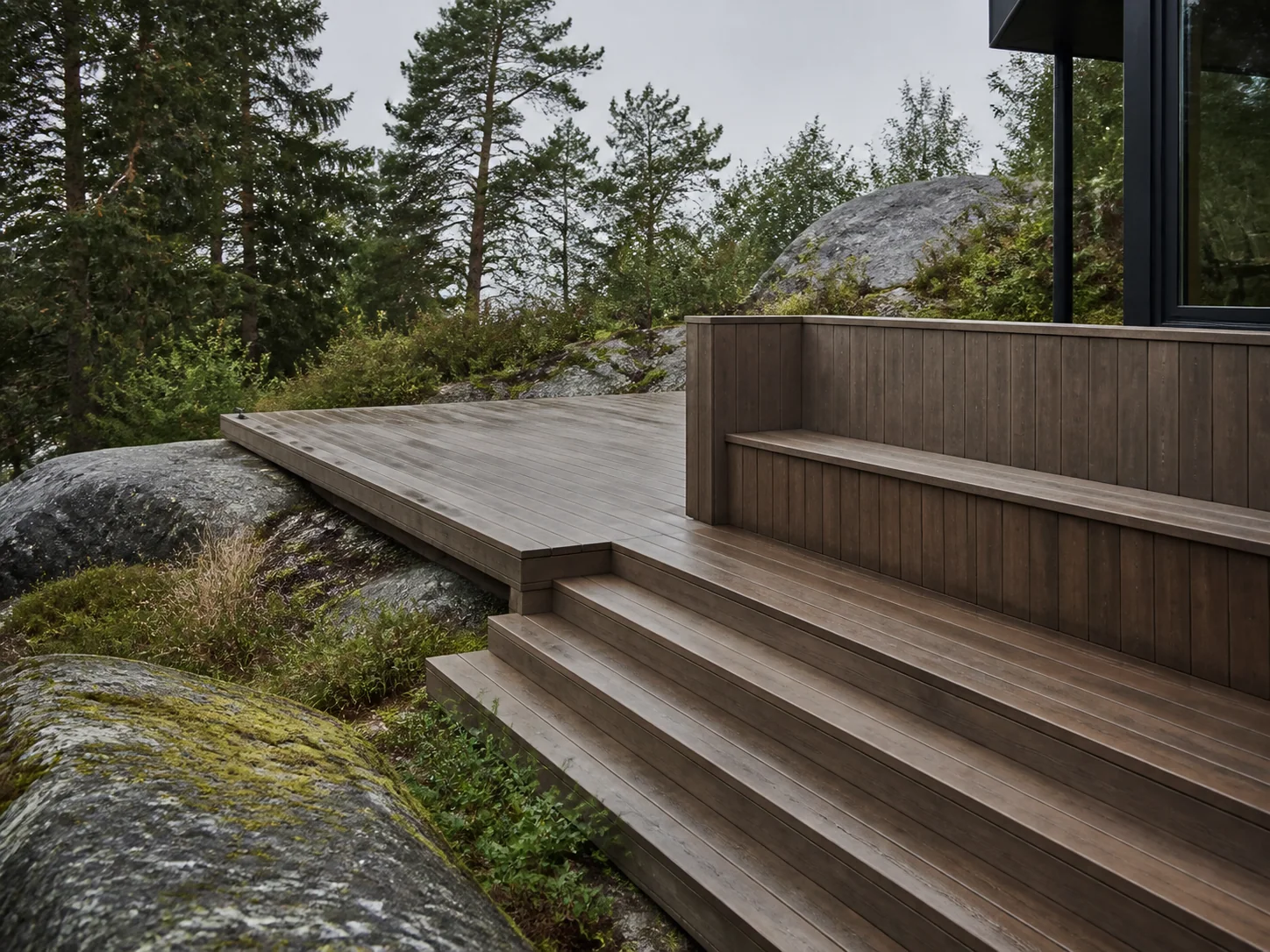 Eksempelprosjekt med treterrasse tilpasset norsk naturtomt